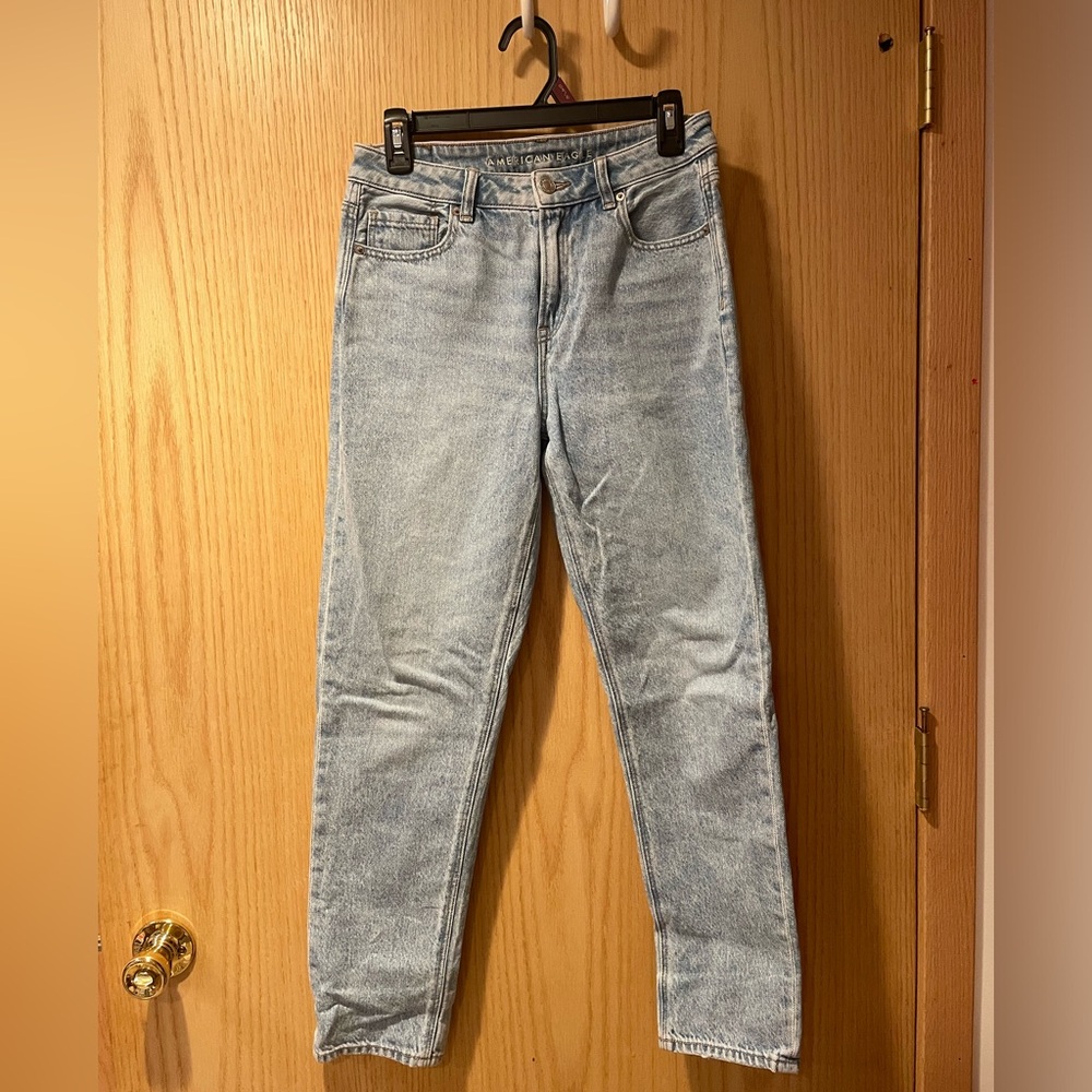 American Eagle Strigid Mom Jeans in light wash